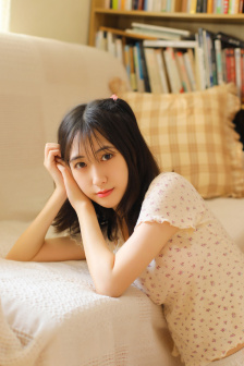 年轻的女孩在办公室推荐香水